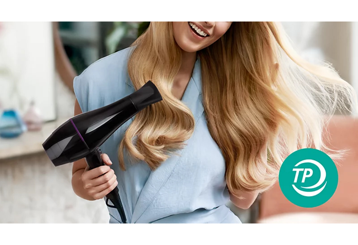 Μια γυναίκα στεγνώνει τα μαλλιά της.